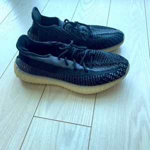 Yezzy unisex shoes in size 8/2us or 42 eu